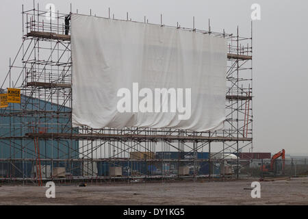 Liverpool, Vereinigtes Königreich. 3. April 2014. Techniker rig bis der Bildschirm für einen neuen Drive-in Kino am Clarence Dock in Liverpool. Wenn Sie geöffnet werden Kino, betrieben von Route 66, eines der größten Autokinos im Vereinigten Königreich. Bildnachweis: Adam Vaughan/Alamy Live-Nachrichten Stockfoto