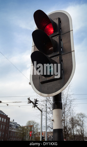 Roten Stopp-Signal auf schwarzen städtischen Ampel in Amsterdam Stockfoto