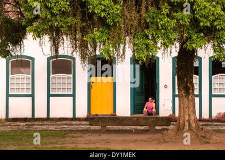 Paraty, Kolonialstadt, typischen Häusern im Kolonialstil, Baum, Frau, Steinbank, Costa Verde, Rio De Janeiro, Brasilien Stockfoto