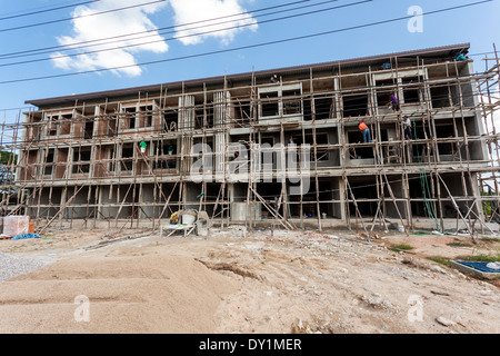 In Thailand gibt es Arbeiter an den Bau einer Wohnung Stockfoto