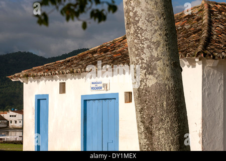 Paraty, Kolonialstadt, typisches Haus im Kolonialstil, Baumstamm, Costa Verde, Rio De Janeiro, Brasilien Stockfoto