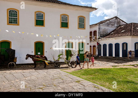 Paraty, Kolonialstadt, typischen Häusern im Kolonialstil, Pferdewagen mit Touristen, Costa Verde, Rio De Janeiro, Brasilien Stockfoto