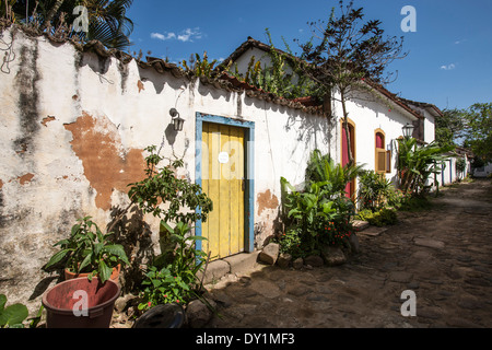 Paraty, Kolonialstadt, typischen Häusern im Kolonialstil, Pflanzen, Rio De Janeiro, Costa Verde, Brasilien Stockfoto