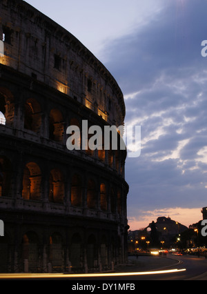 Italien. Rom. Das Kolosseum (Kolosseum) oder Flavian Amphitheater. 1. Jahrhundert A.C. nächtliche Aussicht. Stockfoto