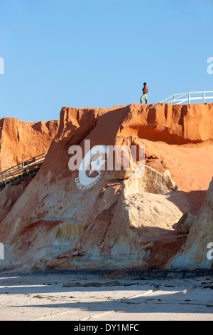 Canoa Quebrada, Strand, Fortaleza, Ceará, Brasilien, roten Felsen, Steinen, Logo, Laufsteg, Mann Stockfoto