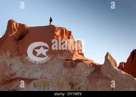 Canoa Quebrada, Strand, Fortaleza, Ceará, Brasilien, roten Felsen, Steinen, Logo, Mann Stockfoto