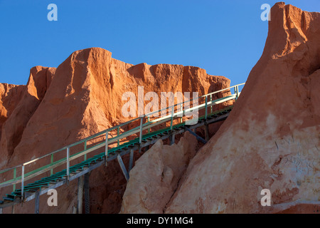 Canoa Quebrada, Strand, Fortaleza, Ceará, Brasilien, roten Felsen, Steinen, gangway Stockfoto