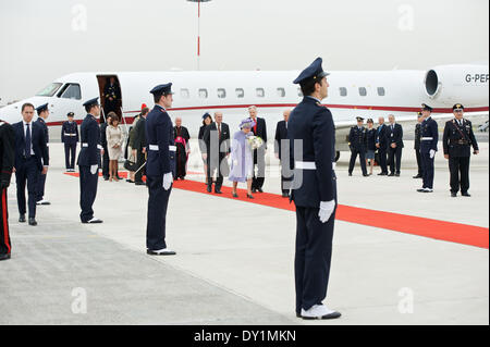 Rom, Italien. 3. April 2014. Die britische Königin Elizabeth II kommt am Ciampino Flughafen, in der Nähe von Rom, zu einem offiziellen Besuch am 3. April 2014. Queen Elizabeth flog nach Rom am 3. April Papst Francis zum ersten Mal bei einem Besuch zu erfüllen, die auch wird die 87 Jahre alte Monarch erste Auslandsreise seit 2011. Bildnachweis: Massimo Valicchia/NurPhoto/ZUMAPRESS.com/Alamy Live-Nachrichten Stockfoto