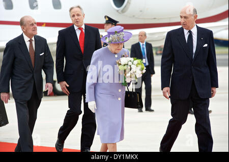 Rom, Italien. 3. April 2014. Die britische Königin Elizabeth II kommt am Ciampino Flughafen, in der Nähe von Rom, zu einem offiziellen Besuch am 3. April 2014. Queen Elizabeth flog nach Rom am 3. April Papst Francis zum ersten Mal bei einem Besuch zu erfüllen, die auch wird die 87 Jahre alte Monarch erste Auslandsreise seit 2011. Bildnachweis: Massimo Valicchia/NurPhoto/ZUMAPRESS.com/Alamy Live-Nachrichten Stockfoto
