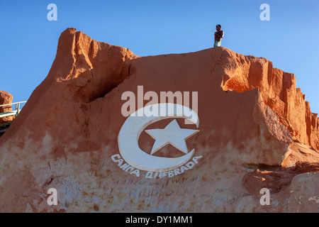 Canoa Quebrada, Strand, Fortaleza, Ceará, Brasilien, roten Felsen, Steinen, Logo, Mann Stockfoto