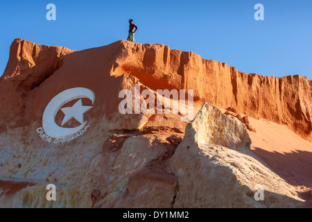 Canoa Quebrada, Strand, Fortaleza, Ceará, Brasilien, roten Felsen, Steinen, Logo, Mann Stockfoto