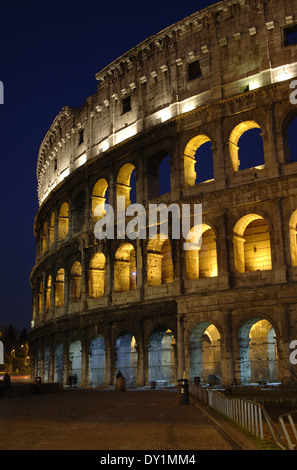 Italien. Rom. Das Kolosseum (Kolosseum) oder Flavian Amphitheater. 1. Jahrhundert A.C. nächtliche Aussicht. Stockfoto