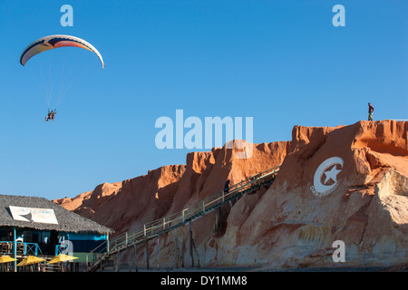 Canoa Quebrada, Paragliding, Strand, sport, Fortaleza, Ceará, Brasilien, Felsen, Steinen, Schrift, Logo, Strandbar Stockfoto