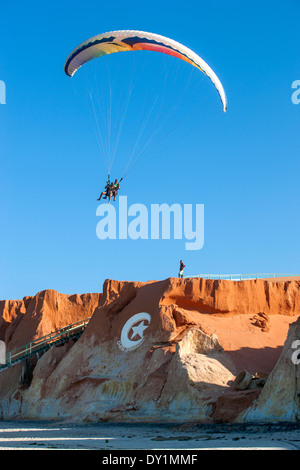 Canoa Quebrada, Paragliding, Strand, sport, Fortaleza, Ceará, Brasilien, Felsen, Steinen, Schrift, Logo Stockfoto