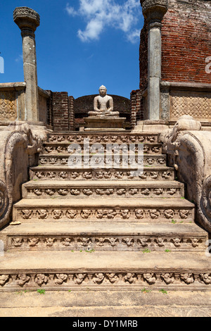 Einer der Buddhas der Vatadage in Polunnawara, Sri Lanka 9 Stockfoto