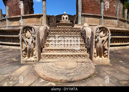 Einer der Buddhas der Vatadage in Polunnawara, Sri Lanka 2 Stockfoto