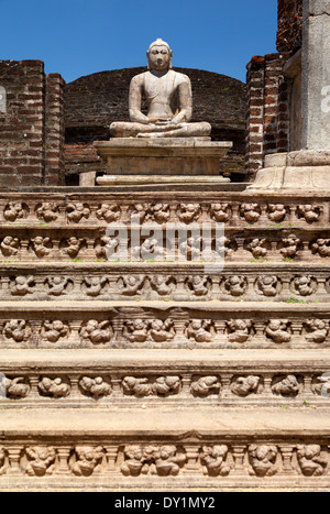 Einer der Buddhas der Vatadage in Polunnawara, Sri Lanka 6 Stockfoto