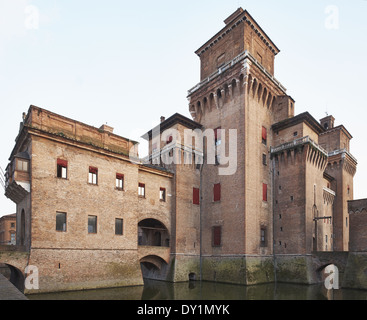 Schloss Estense, gebaut für die herzoglichen Familie d ' Este, ein Wasserschloss mittelalterliche Backstein-Struktur im Zentrum von Ferrara Italien Stockfoto