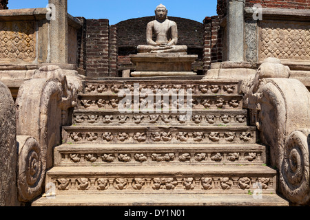 Einer der Buddhas der Vatadage in Polunnawara, Sri Lanka 5 Stockfoto