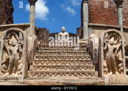 Einer der Buddhas der Vatadage in Polunnawara, Sri Lanka 3 Stockfoto