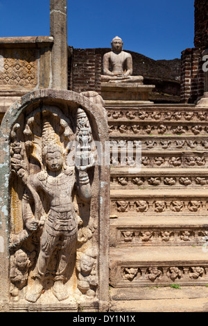 Einer der Buddhas der Vatadage in Polunnawara, Sri Lanka 4 Stockfoto