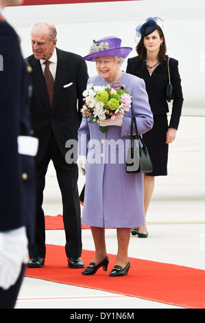 Rom, Italien. 3. April 2014. Die britische Königin Elizabeth II kommt am Ciampino Flughafen, in der Nähe von Rom, zu einem offiziellen Besuch am 3. April 2014. Queen Elizabeth flog nach Rom am 3. April Papst Francis zum ersten Mal bei einem Besuch zu erfüllen, die auch wird die 87 Jahre alte Monarch erste Auslandsreise seit 2011. Bildnachweis: Massimo Valicchia/NurPhoto/ZUMAPRESS.com/Alamy Live-Nachrichten Stockfoto