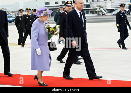 Rom, Italien. 3. April 2014. Die britische Königin Elizabeth II kommt am Ciampino Flughafen, in der Nähe von Rom, zu einem offiziellen Besuch am 3. April 2014. Queen Elizabeth flog nach Rom am 3. April Papst Francis zum ersten Mal bei einem Besuch zu erfüllen, die auch wird die 87 Jahre alte Monarch erste Auslandsreise seit 2011. Bildnachweis: Massimo Valicchia/NurPhoto/ZUMAPRESS.com/Alamy Live-Nachrichten Stockfoto