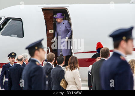 Rom, Italien. 3. April 2014. Die britische Königin Elizabeth II kommt am Ciampino Flughafen, in der Nähe von Rom, zu einem offiziellen Besuch am 3. April 2014. Queen Elizabeth flog nach Rom am 3. April Papst Francis zum ersten Mal bei einem Besuch zu erfüllen, die auch wird die 87 Jahre alte Monarch erste Auslandsreise seit 2011. Bildnachweis: Massimo Valicchia/NurPhoto/ZUMAPRESS.com/Alamy Live-Nachrichten Stockfoto