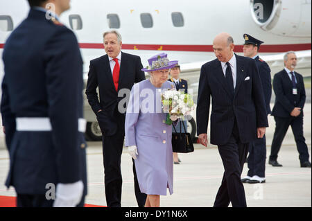 Rom, Italien. 3. April 2014. Die britische Königin Elizabeth II kommt am Ciampino Flughafen, in der Nähe von Rom, zu einem offiziellen Besuch am 3. April 2014. Queen Elizabeth flog nach Rom am 3. April Papst Francis zum ersten Mal bei einem Besuch zu erfüllen, die auch wird die 87 Jahre alte Monarch erste Auslandsreise seit 2011. Bildnachweis: Massimo Valicchia/NurPhoto/ZUMAPRESS.com/Alamy Live-Nachrichten Stockfoto
