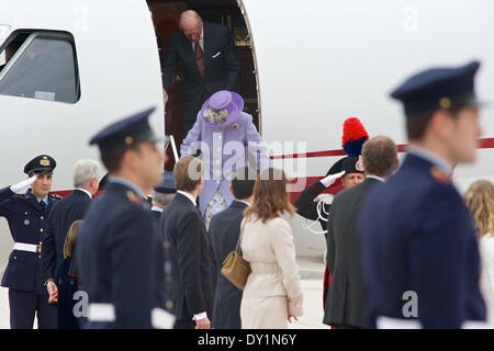 Rom, Italien. 3. April 2014. Die britische Königin Elizabeth II kommt am Ciampino Flughafen, in der Nähe von Rom, zu einem offiziellen Besuch am 3. April 2014. Queen Elizabeth flog nach Rom am 3. April Papst Francis zum ersten Mal bei einem Besuch zu erfüllen, die auch wird die 87 Jahre alte Monarch erste Auslandsreise seit 2011. Bildnachweis: Massimo Valicchia/NurPhoto/ZUMAPRESS.com/Alamy Live-Nachrichten Stockfoto