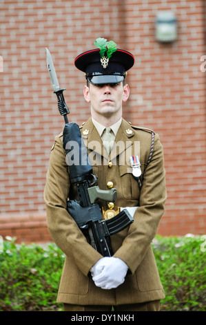 Soldaten aus dem 2. Batt. Mercian Regiment an der Parade mit einem Gewehr mit einem Bajonett ausgestattet Stockfoto