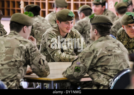 Soldaten aus dem 2. Batt. Mercian Regiment sitzen an Tischen in einem Baracken-Chaos. Stockfoto