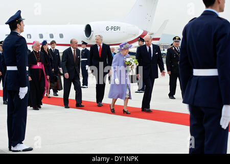 Rom, Italien. 3. April 2014. Die britische Königin Elizabeth II kommt am Ciampino Flughafen, in der Nähe von Rom, zu einem offiziellen Besuch am 3. April 2014. Queen Elizabeth flog nach Rom am 3. April Papst Francis zum ersten Mal bei einem Besuch zu erfüllen, die auch wird die 87 Jahre alte Monarch erste Auslandsreise seit 2011. Bildnachweis: Massimo Valicchia/NurPhoto/ZUMAPRESS.com/Alamy Live-Nachrichten Stockfoto