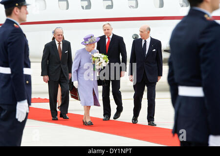 Rom, Italien. 3. April 2014. Die britische Königin Elizabeth II kommt am Ciampino Flughafen, in der Nähe von Rom, zu einem offiziellen Besuch am 3. April 2014. Queen Elizabeth flog nach Rom am 3. April Papst Francis zum ersten Mal bei einem Besuch zu erfüllen, die auch wird die 87 Jahre alte Monarch erste Auslandsreise seit 2011. Bildnachweis: Massimo Valicchia/NurPhoto/ZUMAPRESS.com/Alamy Live-Nachrichten Stockfoto