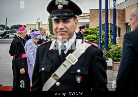 Rom, Italien. 3. April 2014. Die britische Königin Elizabeth II kommt am Ciampino Flughafen, in der Nähe von Rom, zu einem offiziellen Besuch am 3. April 2014. Queen Elizabeth flog nach Rom am 3. April Papst Francis zum ersten Mal bei einem Besuch zu erfüllen, die auch wird die 87 Jahre alte Monarch erste Auslandsreise seit 2011. Bildnachweis: Massimo Valicchia/NurPhoto/ZUMAPRESS.com/Alamy Live-Nachrichten Stockfoto