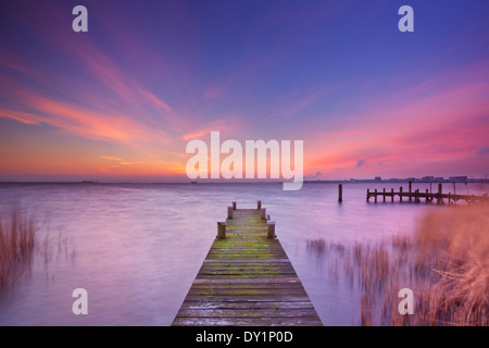 Ein kleiner Steg an einem See in der Dämmerung Stockfoto