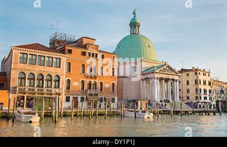 Venedig, Italien - 13. März 2014: Canal Grande und Kirche San Simeone Picolo im Abendlicht Stockfoto