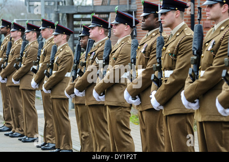 Soldaten aus dem 2. Batt. Mercian Regiment Line-up auf der Parade mit Gewehren ausgestattet mit Bajonetten Stockfoto