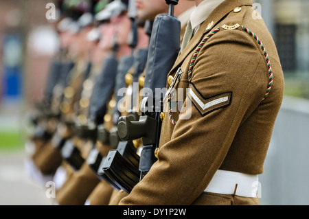 Soldaten aus dem 2. Batt. Mercian Regiment Line up auf Parade mit Gewehren Stockfoto