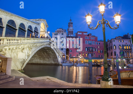 Venedig, Italien - 11. März 2014: Ponte Rialto-Brücke in Abenddämmerung Stockfoto