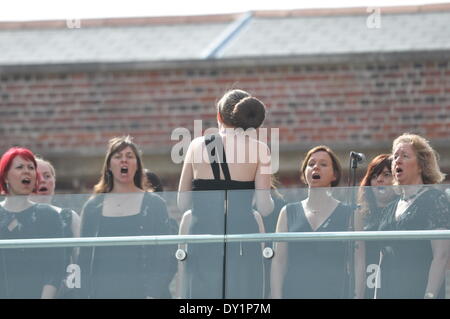 Military Wives Choir eröffnet das renovierte RN Dockyard Museum. Portsmouth, Großbritannien. April 2014. Offizieller Start des National Museum of the Royal Navy, Historic Dockyard, Portsmouth, Hampshire. Stockfoto