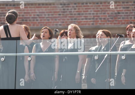 Military Wives Choir eröffnet das renovierte RN Dockyard Museum. Portsmouth, Großbritannien. April 2014. Offizieller Start des National Museum of the Royal Navy, Historic Dockyard, Portsmouth, Hampshire. Stockfoto