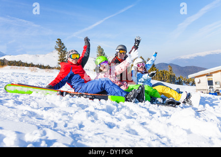 Vier glückliche Freunde tragen Brillen mit Hände hoch Stockfoto