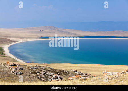 Landschaft des Baikalsees (Schließer) und See Khankhoi (weitere, vom Baikalsee durch Sandbank getrennt), Olchon, Sibirien, Russland Stockfoto