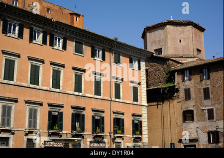 Italien, Rom, jüdisches Ghetto, Piazza delle Cinque Scòle, Palazzo Cenci und Kirche Santa Maria del Pianto Stockfoto