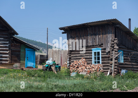 Holzbauten in Bolshoe Goloustnoe auf dem Baikalsee, Sibirien, Russland Stockfoto