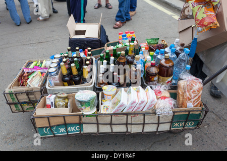 Stall auf der Plattform von einem der Bahnhöfe auf der Strecke der Transsibirischen Eisenbahn, Russland Stockfoto