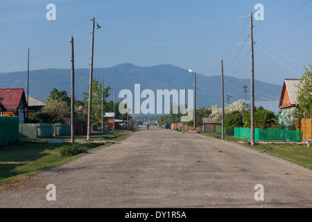 Straße in sibirischen Dorf - Bolshoe Goloustnoe auf dem Baikalsee, Sibirien, Russland Stockfoto