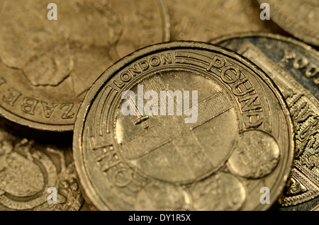 Konzept Pfund Sterling/Euro Dollar Exchange. Detail des alten Stil "One Pound" Münzen mit London Wappen. Stockfoto