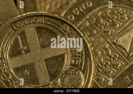 Konzept Pfund Sterling/Euro Dollar Exchange. Detail des alten Stil "One Pound" Münzen mit London Wappen. Stockfoto